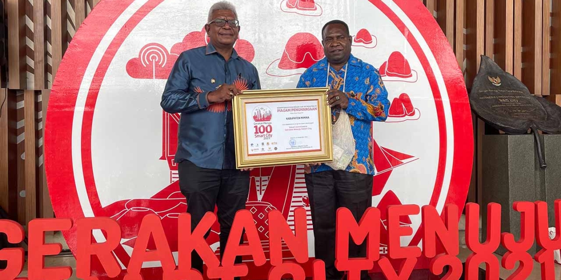 Mimika receives Smart Governance Award from the Minister of Communication and Information