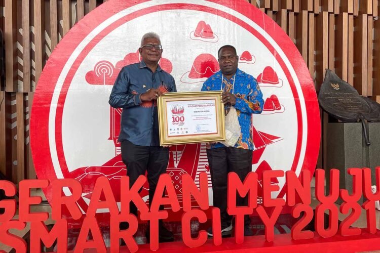 Mimika receives Smart Governance Award from the Minister of Communication and Information