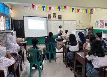 Ashley Halim, a grade 12 student from ACS Jakarta demonstrated how to construct the Corsi-Rosenthal boxes