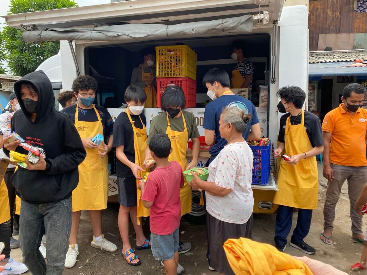 Wonder Food working with Youth Action Hub Indonesia, organized a community-wide food drive event