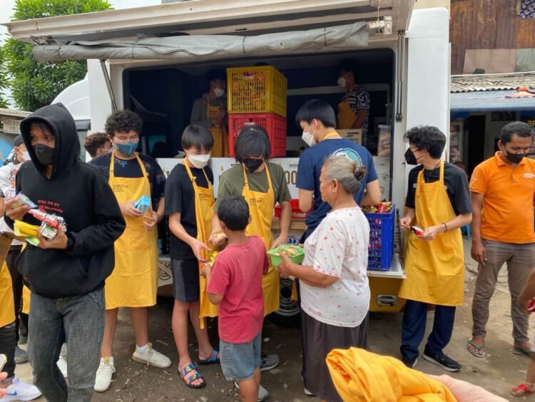 Wonder Food working with Youth Action Hub Indonesia, organized a community-wide food drive event