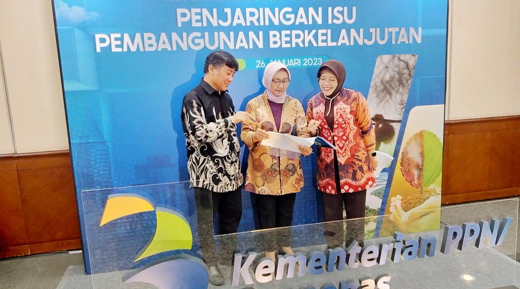 (second from left) The Deputy of Task Executor for Maritime and Natural Resources, National Development Planning Agency (Bappenas), Vivi Yulaswati discussed climate change issue during the screening issue of sustainability development (01/26)