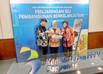 (second from left) The Deputy of Task Executor for Maritime and Natural Resources, National Development Planning Agency (Bappenas), Vivi Yulaswati discussed climate change issue during the screening issue of sustainability development (01/26)