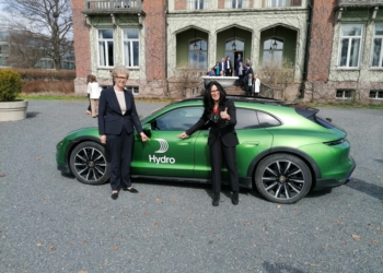 (from right) Barbara Frenkel, Member of the Executive Board for Procurement at Porsche AG and Hilde Merete Aasheim, President and CEO of Norsk Hydro ASA.
