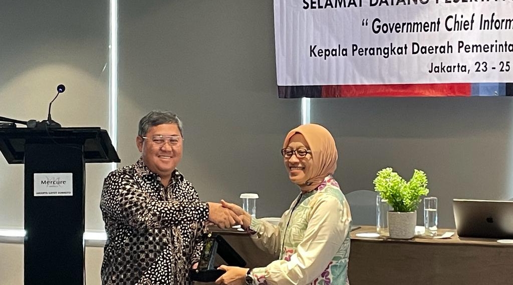 (left) Regional Secretary of East Kalimantan, Sri Wahyuni in Digital Leadership Training