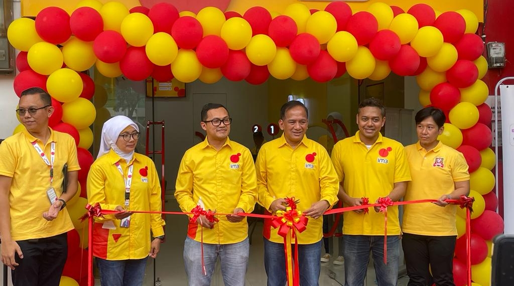 The opening of IM3 outlets in JL. Pemuda, East Jakarta