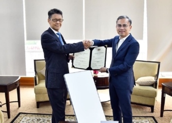 Malaysia's Communication and Digital Minister Fahmi Fadzil and Starlink representative