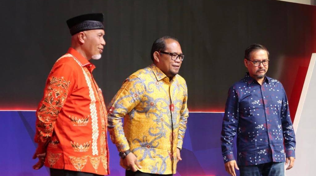 (Yellow Batik) Kasmidi Bulang, Vice Regent of East Kutai and Perhiptani's treasurer