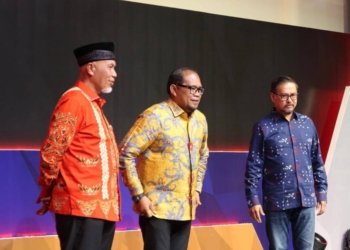 (Yellow Batik) Kasmidi Bulang, Vice Regent of East Kutai and Perhiptani's treasurer