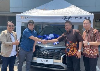 (Left to Right) Aldi (Hyundai Joglo's Agent), Arif Budiawan (The Grand Prize Winner), Mochamad Fahmi Rizal (Branch Manager of Hyundai Joglo), and Michael Sanjaya (Area Manager of Hyundai Motors Indonesia)