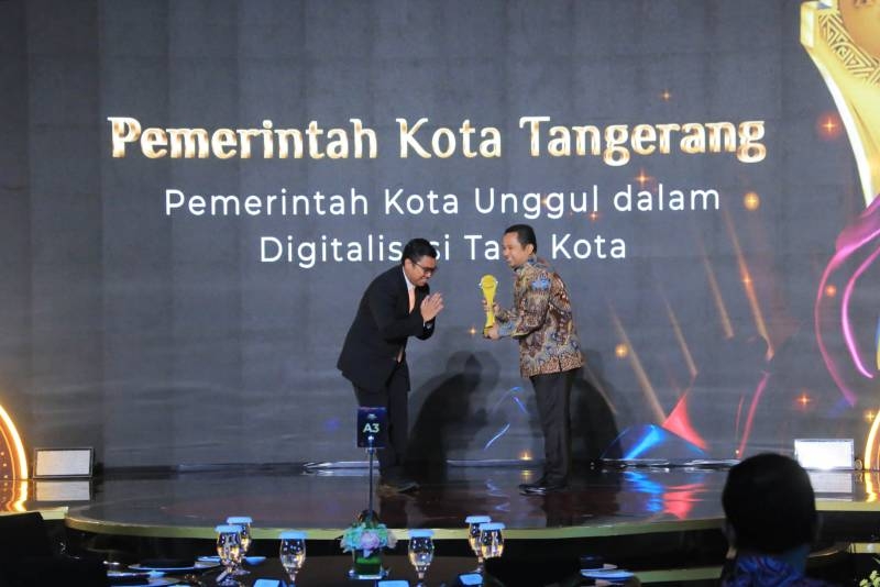 Tangerang City Mayor, Arief, received digital urban planning awards 2023 from Detikcom