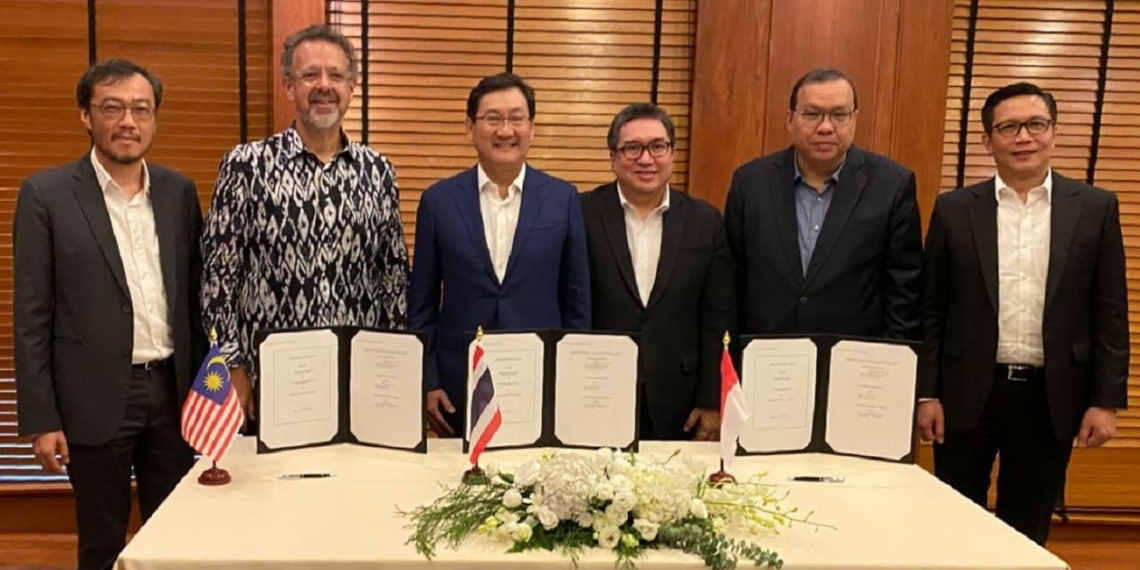 MoU signing by BEI, Bursa Malaysia, and SET on the sidelines of the 36th ASEAN Exchanges CEOs Meeting in Bangkok