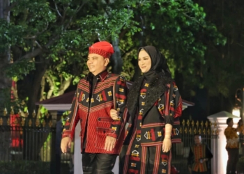 Acting Governor of Southeast Sulawesi wearing traditional woven clothes in Istana Berbatik