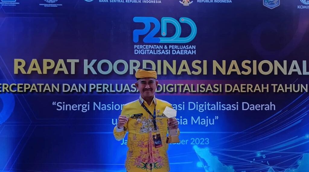 The Mayor of Tarakan City, Khairul hold TP2DD Award