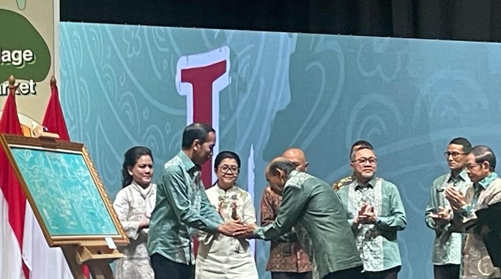 President Joko 'Jokowi' Widodo with ASEPHI's chairman Muchsin Ridjan (handshake)