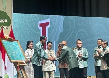 President Joko 'Jokowi' Widodo with ASEPHI's chairman Muchsin Ridjan (handshake)