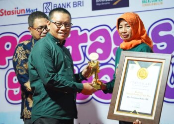(Green Batik) Acting Regent of North Kolaka, Sukanto Tobing during the closing ceremony of Gebyar UMKM