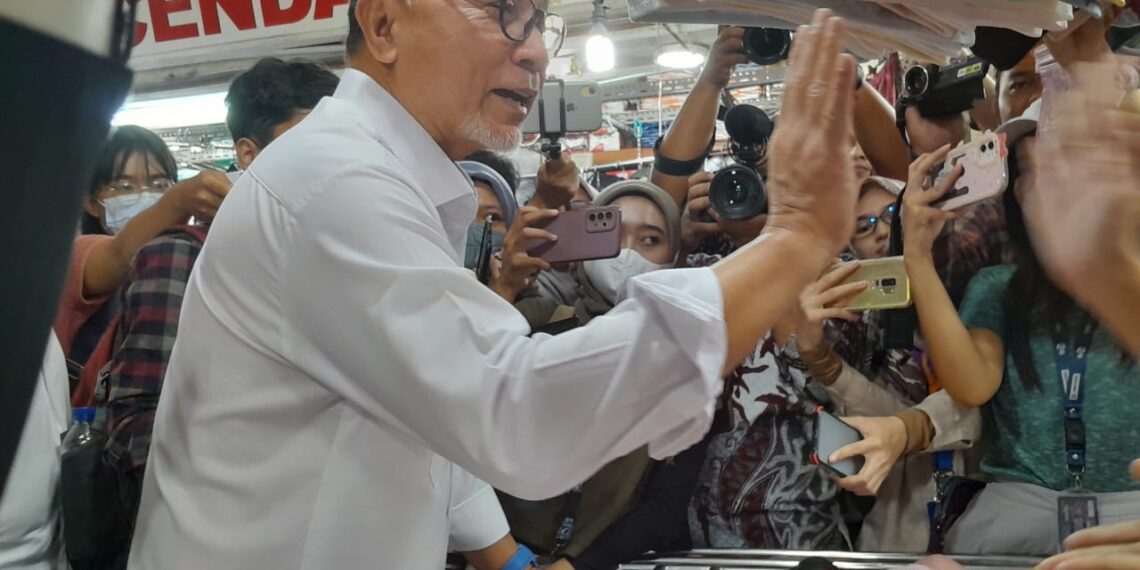Minister of Trade Zulkifli 'Zulhas' Hasan visit Tanah Abang Market, following TikTok Ban (10/13)