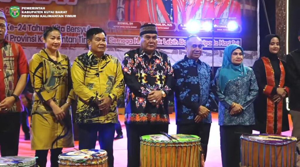 The Opening Ceramony of Dahau Festival (Center wearing black batik: West Kutai's Regent FX Yapan) business news