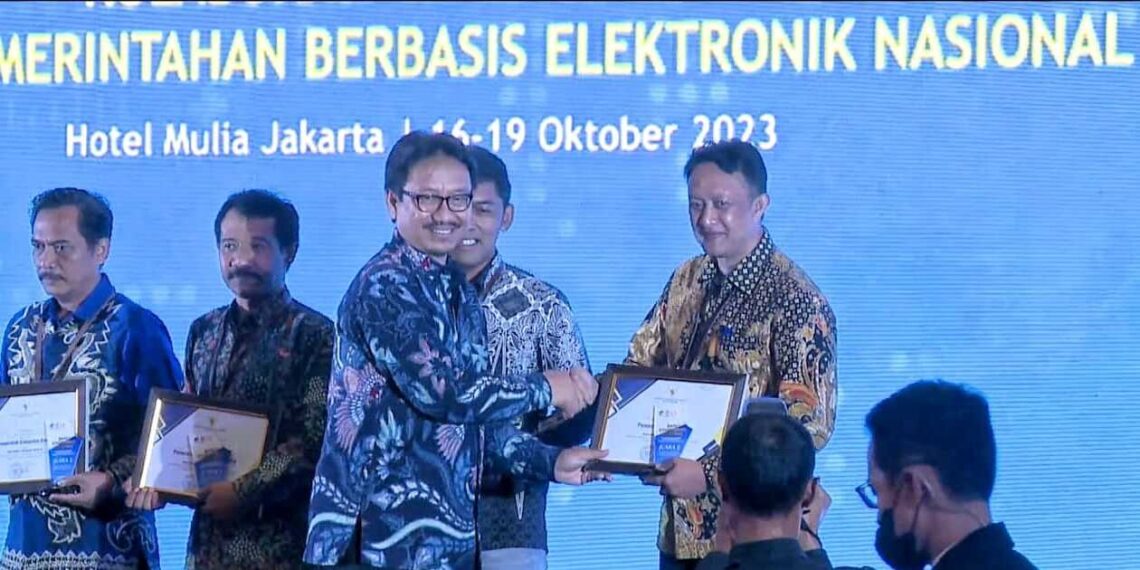 Yayan Ahmad Brilyana, Head of the Bandung City Communication and Informatics Department (right) received the award in Jakarta (10/17). business news