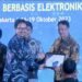 Yayan Ahmad Brilyana, Head of the Bandung City Communication and Informatics Department (right) received the award in Jakarta (10/17). business news