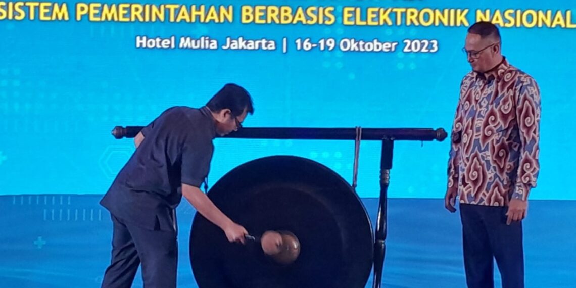 Deputy Minister of Communication and Informatics Nezar Patria (left) hit the gong to mark the opening of the SPBE national coordination meeting in Jakarta (10/17). business news