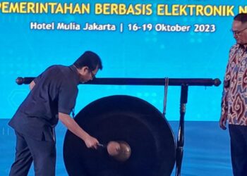 Deputy Minister of Communication and Informatics Nezar Patria (left) hit the gong to mark the opening of the SPBE national coordination meeting in Jakarta (10/17). business news