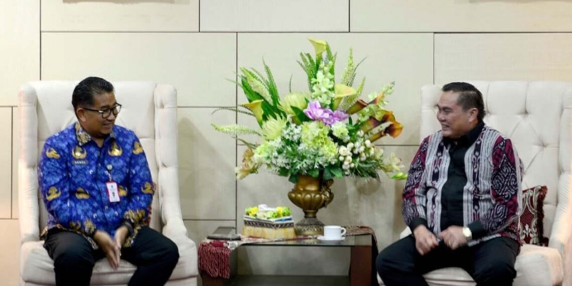 Akmal Malik, East Kalimantan Acting Governor (left) and West Kutai Regent FX Yapan in Samarinda (10/17). Image: West Kutai Regency Prokopim business news