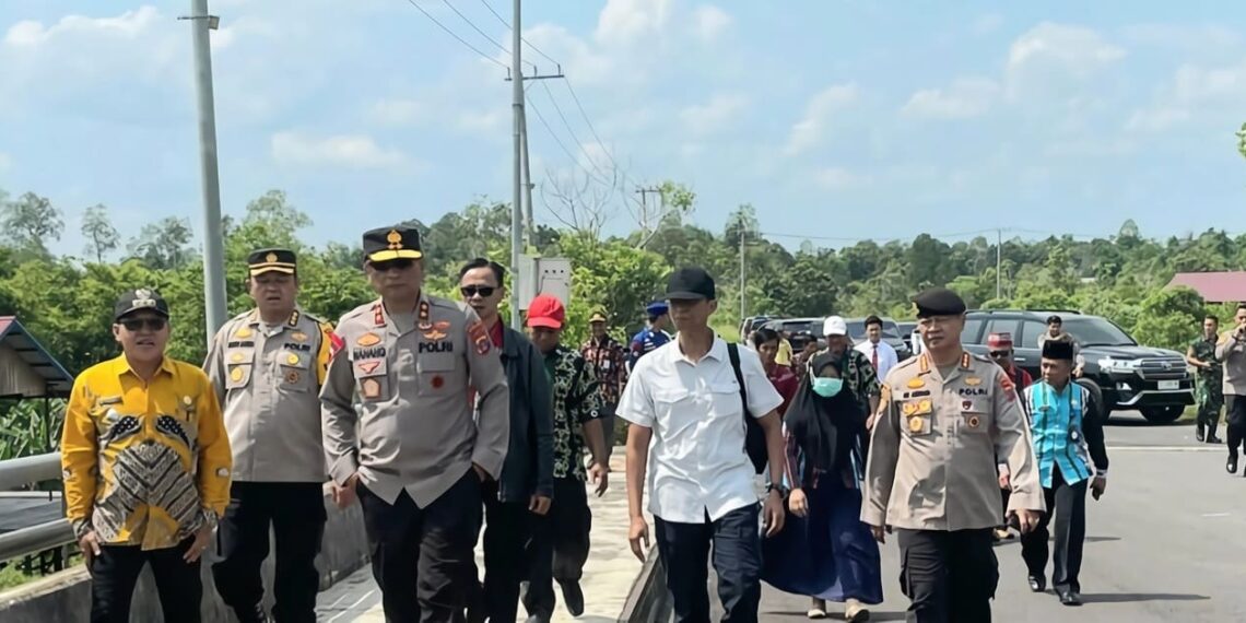 Chief of East Kalimantan Regional Police Inspector General Nanang Avianto inspected the preparations to welcome President Joko Widodo in West Kutai. Image: West Kutai Regency Secretariat business news