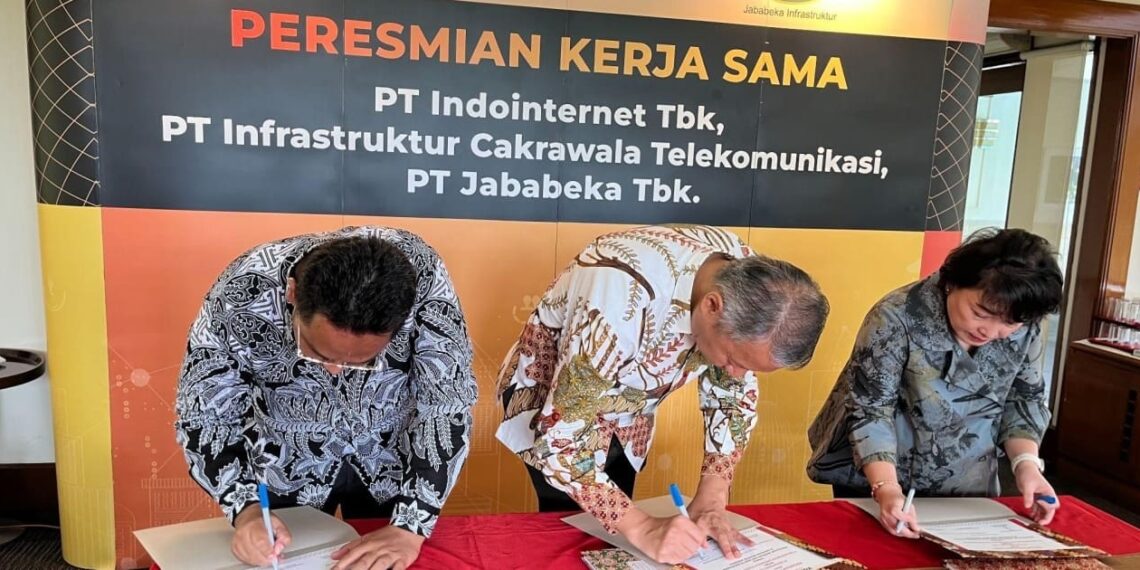 The signing of the cooperation agreement attended by representatives of Indonet, ICTel, Jababeka, and Jababeka Infrastruktur