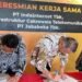 The signing of the cooperation agreement attended by representatives of Indonet, ICTel, Jababeka, and Jababeka Infrastruktur