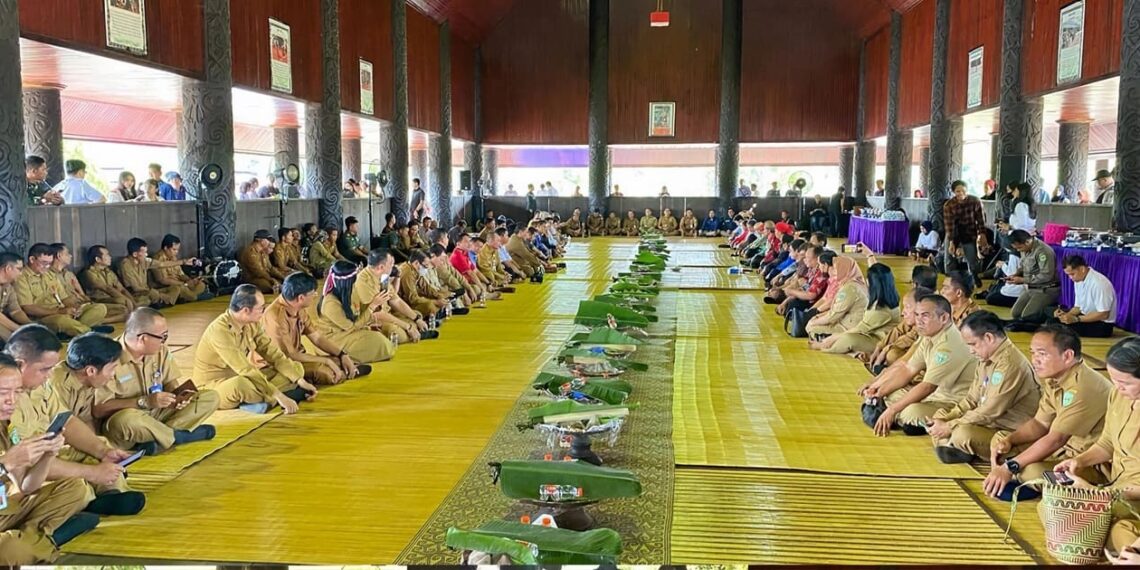 A customary meeting of the Rurant Adat Sempekat in West Kutai (10/23). business news