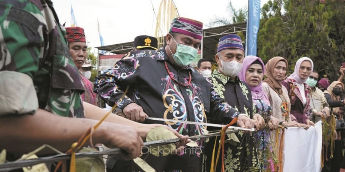 music performances by happy asmara and republik at west kutai anniversary business news