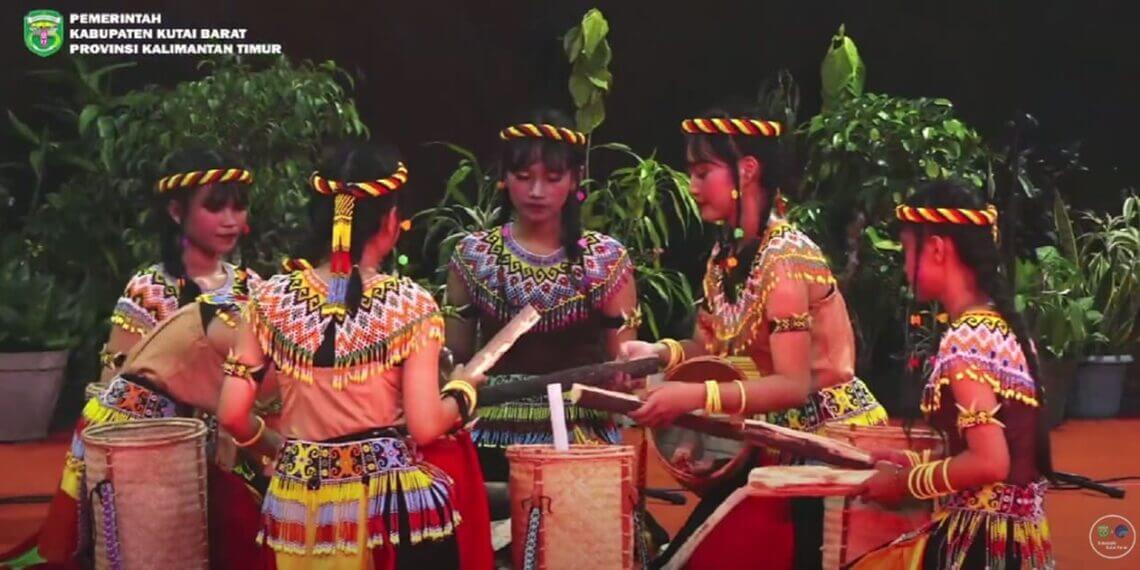 A traditional dance competition by students in West Kutai which took place at Sendawar Cultural Park (10/29). Image: West Kutai Communication and Informatics Dept/Youtube business news