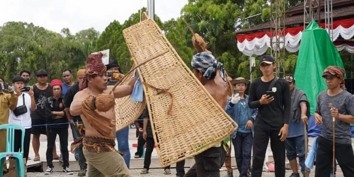 Competition of behempas rotan traditional sport at the 24th West Kutai anniversary celebration in Sendawar Cultural Park (10/23). Image: West Kutai Communication and Informatics Dept business news