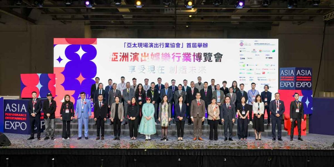 The officiating guests took group photo with all supporting units on stage.