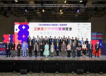 The officiating guests took group photo with all supporting units on stage.