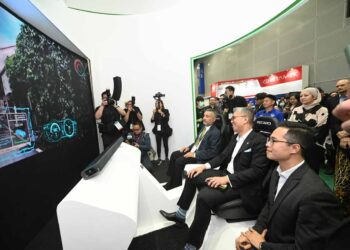 The MITI minister Tengku Zafrul and Maxis Chairman Tan Sri Mokhzani Mahathir at E-Mobility Asia (2023) Exhibition at Kuala Lumpur Convention Centre.