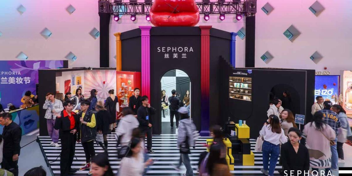 Welcoming High Traffic from Consumers at SEPHORiA Shanghai (PRNewsfoto/Sephora Asia)