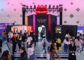 Welcoming High Traffic from Consumers at SEPHORiA Shanghai (PRNewsfoto/Sephora Asia)