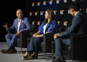 Ernest Cu, Globe Group President and CEO, speaks about raising unicorns in a panel discussion at the Singapore Fintech Festival, November 15, 2023. Beside him is Martha Sazon, President and CEO of Globe affiliate GCash, the country’s No. 1 Finance App and only double unicorn. (Photo via SFF)