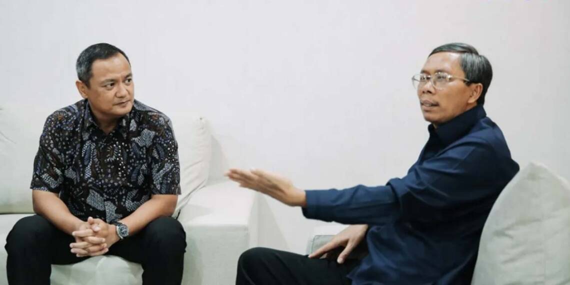 (L-R) President Director of CFX, Subani, and Acting Commodity Futures Trading Supervisory Agency, Kasan, during the discussion at the CFX office.