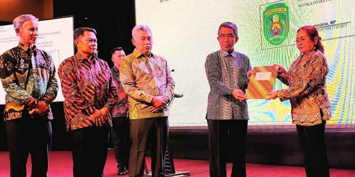 Regent Ardiansyah Sulaiman symbolically handed over STD-B for the plantation sector to the village head in East Kutai. Image: East Kutai Regency Secretariat Protocols and Communications business news