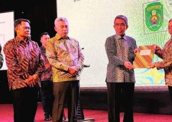 Regent Ardiansyah Sulaiman symbolically handed over STD-B for the plantation sector to the village head in East Kutai. Image: East Kutai Regency Secretariat Protocols and Communications business news