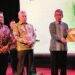Regent Ardiansyah Sulaiman symbolically handed over STD-B for the plantation sector to the village head in East Kutai. Image: East Kutai Regency Secretariat Protocols and Communications business news