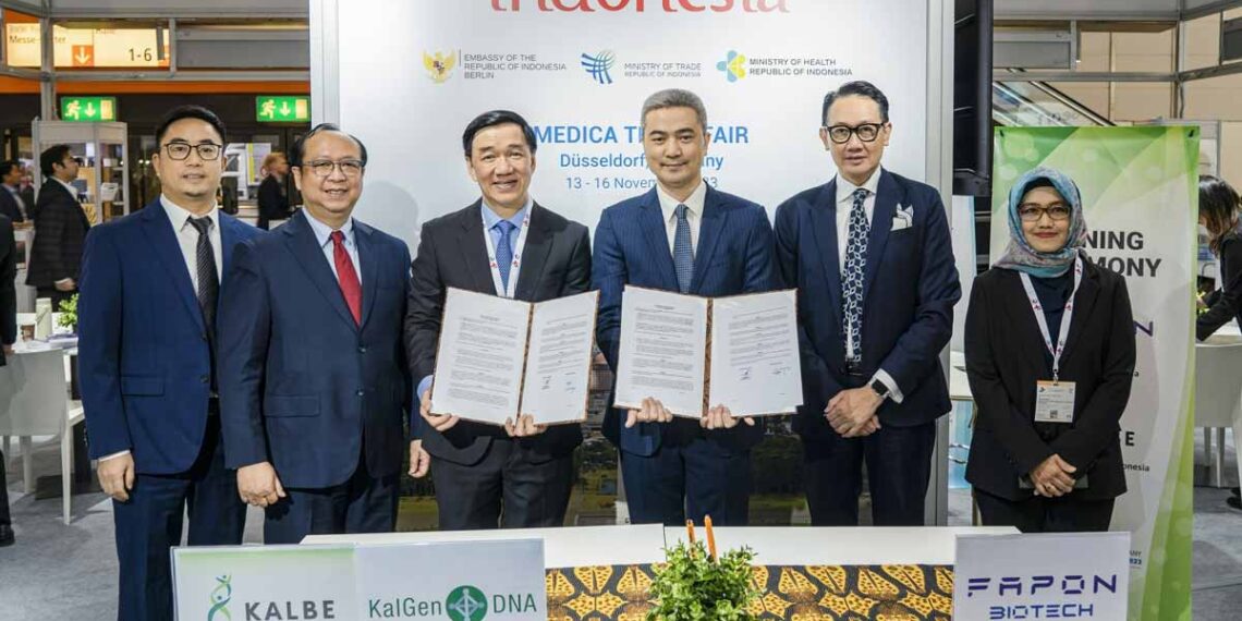 At MEDICA, Zhiqiang HE, President of Fapon Biotech, and Vidjongtius, President Director of PT Kalbe Farma Tbk, signed a Memorandum of Understanding to deepen cooperation and boost Indonesia's IVD development.