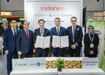 At MEDICA, Zhiqiang HE, President of Fapon Biotech, and Vidjongtius, President Director of PT Kalbe Farma Tbk, signed a Memorandum of Understanding to deepen cooperation and boost Indonesia's IVD development.