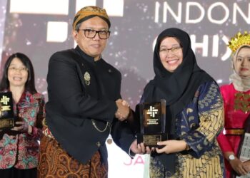 Indri Astuti, Head of the Tangerang City Communication and Informatics Dept (right) received the the Indonesian Public Relations Award 2023. Image: Tangerang City Communication and Informatics Dept. business news