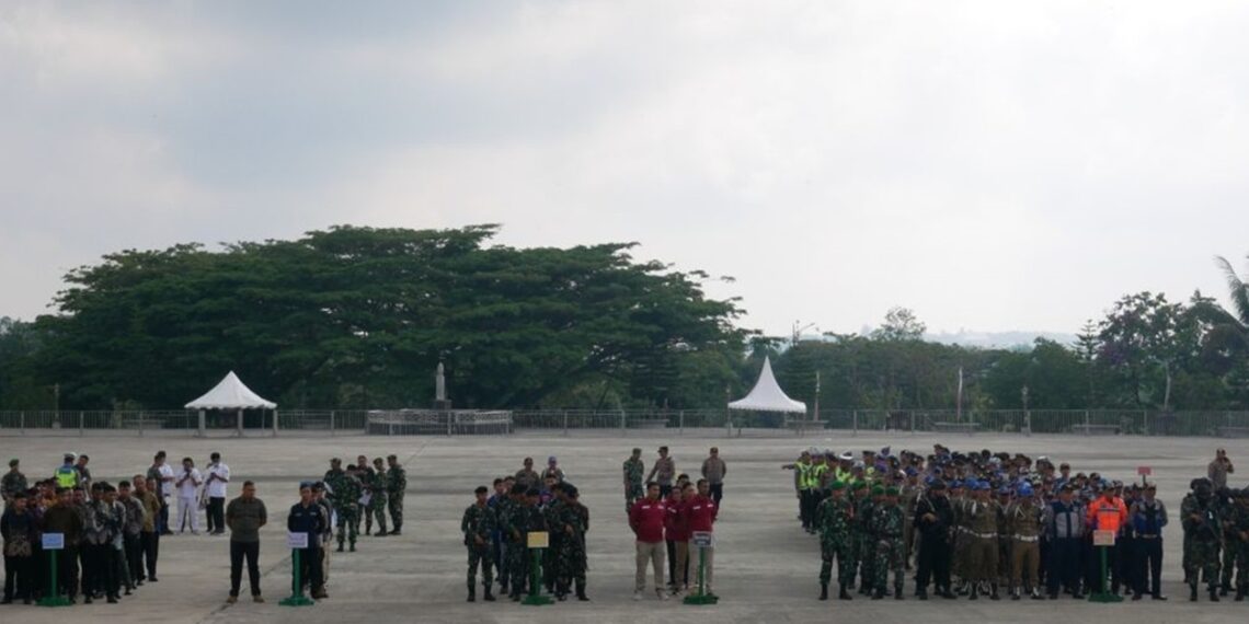 A morning roll call held by TNI and Polri in preparation to welcome President Joko Widodo in West Kutai (11/01). Image: West Kutai Communication and Informatics Dept. business news