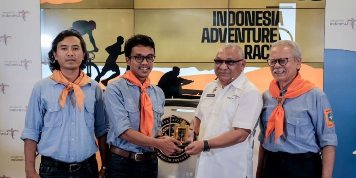 Vinsensius Jemadu, Deputy for Tourism Products and Activity Organizers of the Ministry of Tourism and Creative Economy (white shirts) in The Weekly Brief with Sandi Uno at the Sapta Pesona Building, Jakarta (11/06).